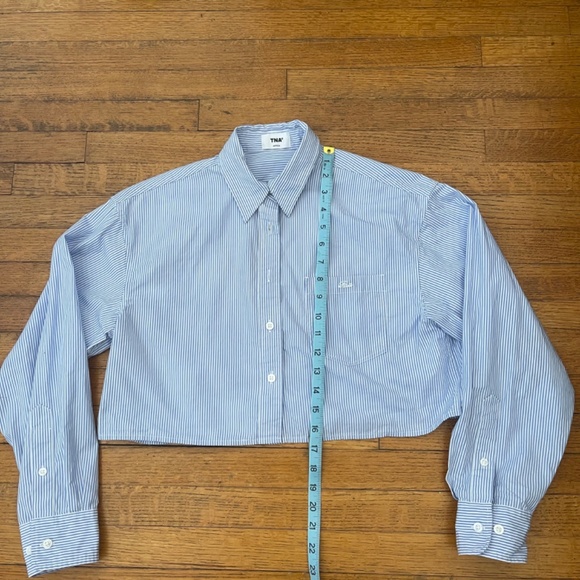 Aritzia TNA Fergie Poplin Cropped Shirt. Periwinkle and white striped. sz 2xs - Picture 4 of 10